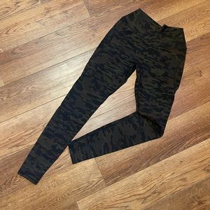 Alphalete Surface Power Leggings - Dark Olive Camo - Size M
